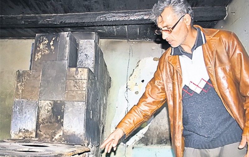 Sora celor doi copii din Botoşani, decedaţi în urma unui incendiu, a vrut să fugă după ajutor, dar a leşinat în hol