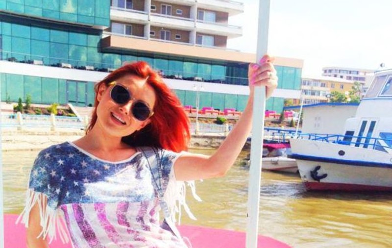 Elena Gheorghe, în vervă maximă! Cocoţată peste tot pe unde apucă! | FOTO