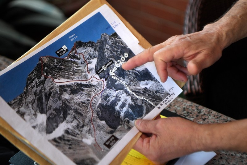 Marc Batard prezintă noul traseu pe care vrea să-l parcurgă pentru a ocoli periculoasa cascadă de gheaţă Khumbu. Foto: Profimedia