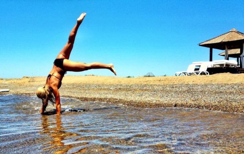 CE FLEXIBILITATE! Ghiceşti cine este artista de la noi care este în stare să facă ROATA ca o gimnastă profesionistă?