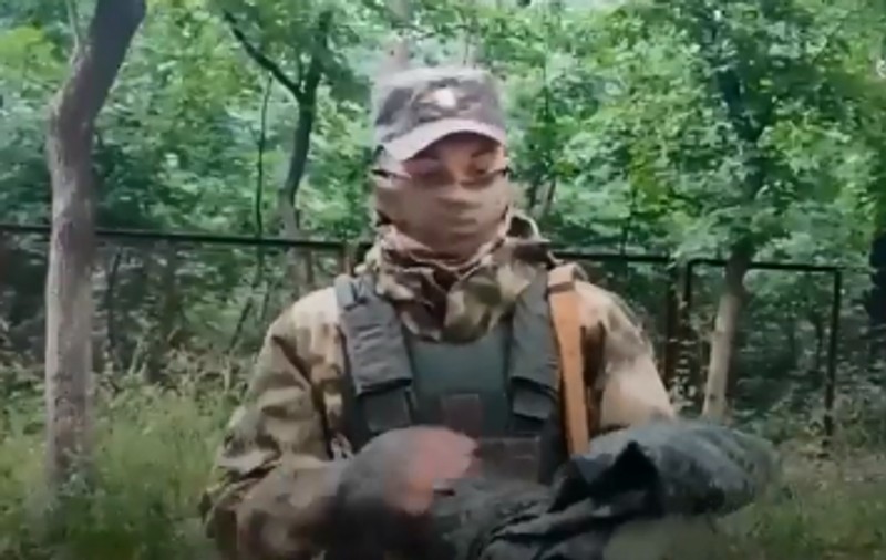 Soldații din Donețk care luptă de partea rușilor își prezintă „echipamentul”, într-o filmare difuzată de ucraineni: „Viața lor nu contează pentru nimeni”