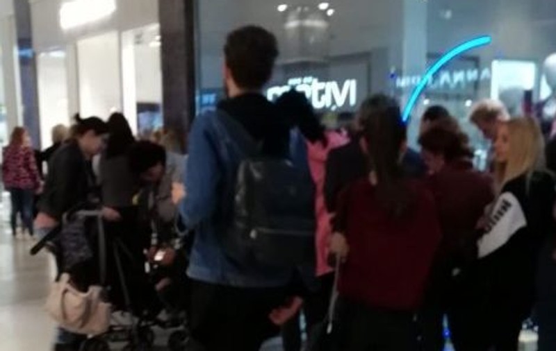O brățară gratis dată la o promoție le-a făcut pe ieșence să stea aproape trei ore la coadă |VIDEO
