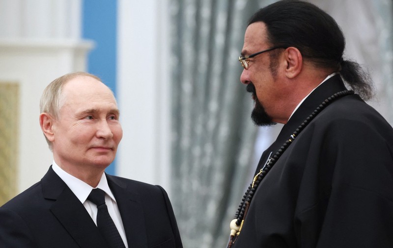Putin l-a decorat pe Steven Seagal. Actorul american, elogios cu liderul rus: „Spectaculoasa, strălucitoarea conducere a președintelui nostru”