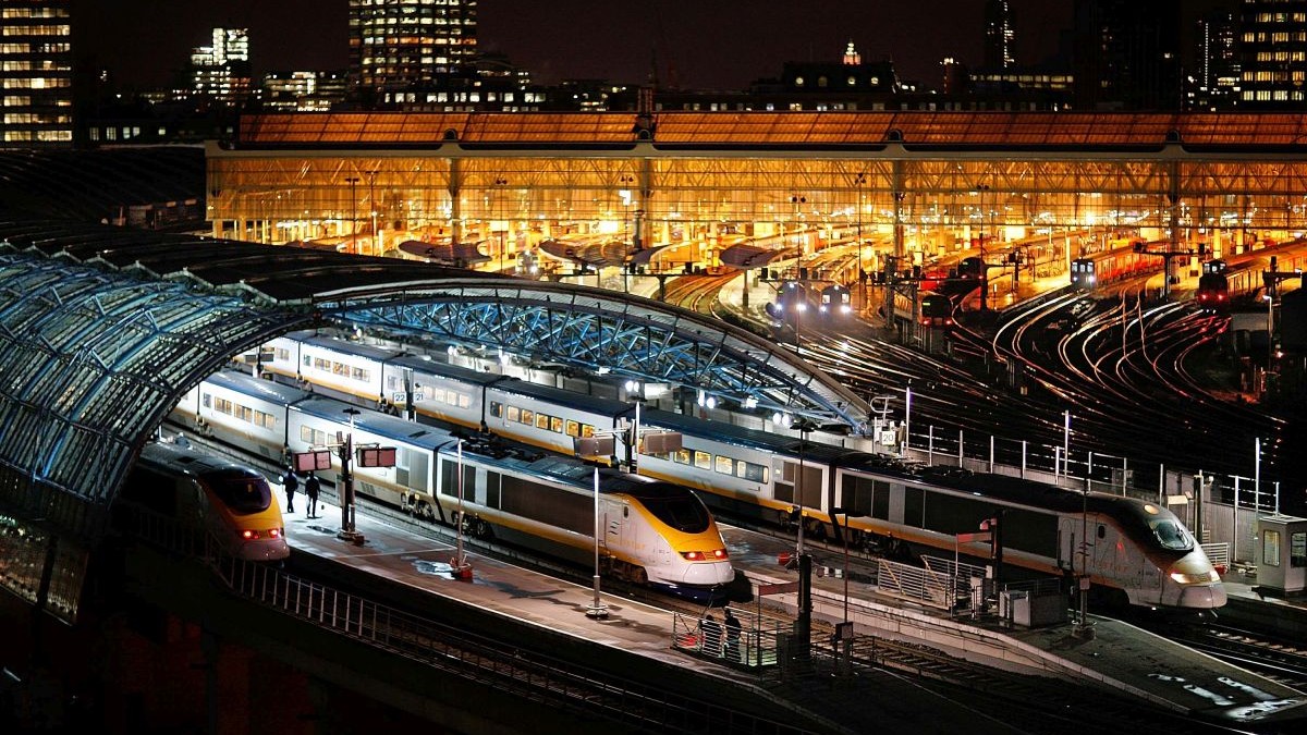 Trenurile Eurostar se pregătesc să plece din gara Waterloo în ultima zi de funcționare a acesteia ca punct de plecare spre Franța și Belgia, pe 13 noiembrie 2007, la Londra, Anglia