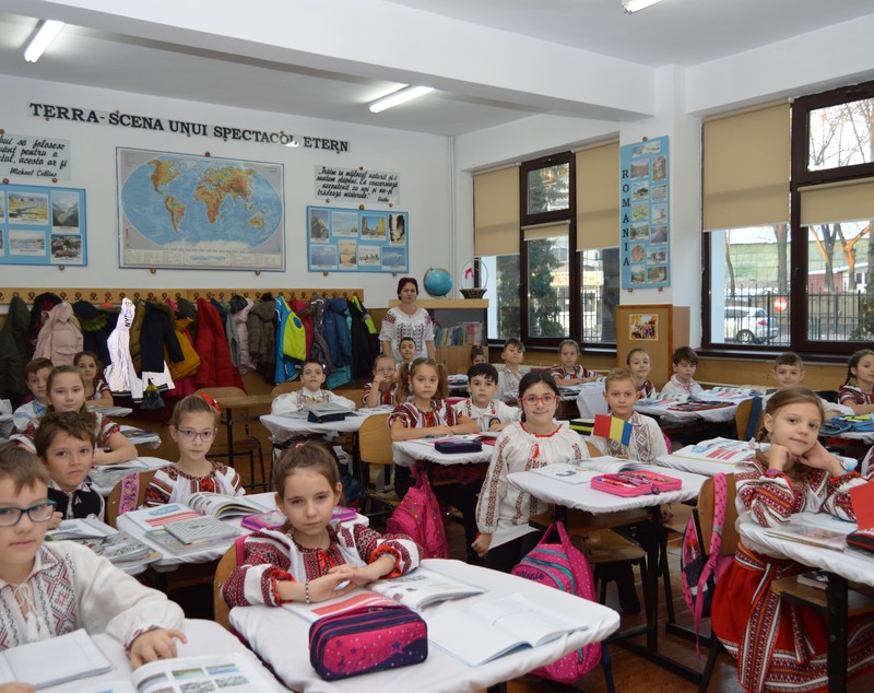 GALERIE FOTO/ Zeci de mii de elevi și cadre didactice din județul Vaslui au îmbrăcat costumele naționale. Mobilizarea a fost fără precedent în istoria județului