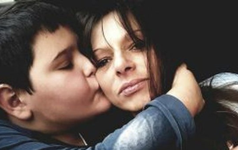 Mărturia cutremurătoare a mamei care și-a văzut copilul murind într-o mașină prinsă în aglomerația din trafic: "Mai am un băiat. Nu știu cum să-i spun că fratele lui nu mai e"