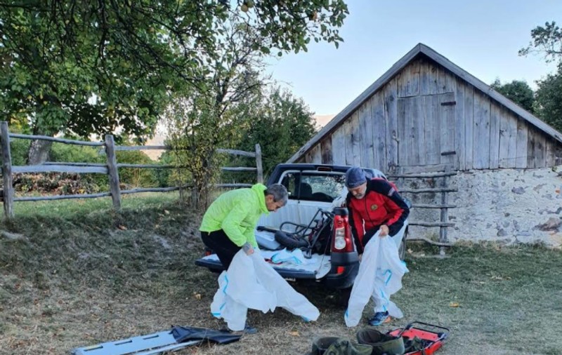 Doi bătrâni cu COVID, aduși de salvamontiști la ambulanță. „Nu se putea ajunge altfel la ei”