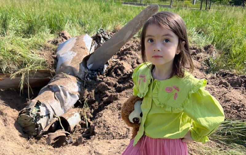 Cu jucăria de pluș, printre rachetele rusești. Fetiță de 3 ani din Kiev, pozată de tatăl ei, muzician și soldat ucrainean: „Nu-i vom ierta niciodată”