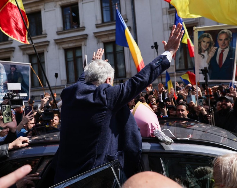 Călin Georgescu a primit cadou de ziua sa încă 60 de zile de control judiciar. Susținătorii l-au așteptat în fața judecătoriei cu un tort și i-au cântat „La mulți ani”