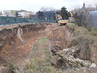 Săpăturile au început noaptea pe locul unde va fi construit blocul de patru etaje