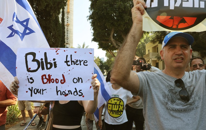 Protest la Tel Aviv, prin care i se cere demisia lui Benjamin Netanyahu. "Bibi, ai mâinile pătate de sânge!"