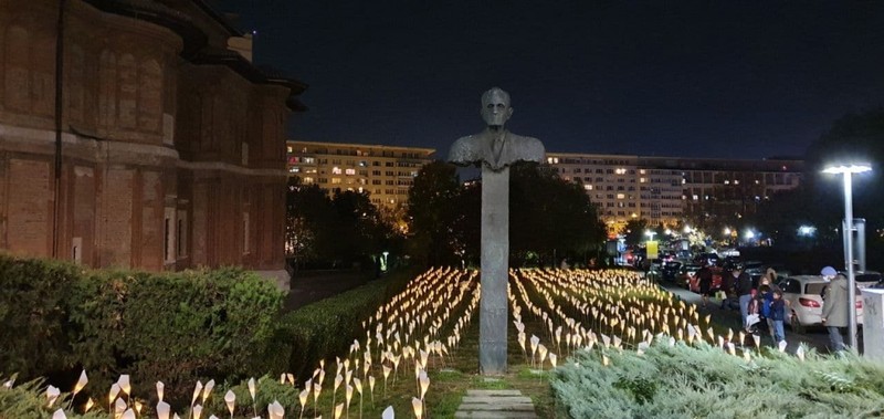 Instalația poate fi admirată în Piața Revoluției până pe 15 noiembrie | Foto: Funky Citizens