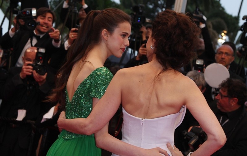 Cea mai spectaculoasă apariţie de la Cannes! Toată lumea a fost fermecată: "Juri că sunt surori, nu MAMĂ ŞI FIICA!" A, mama are peste 50 de ani!