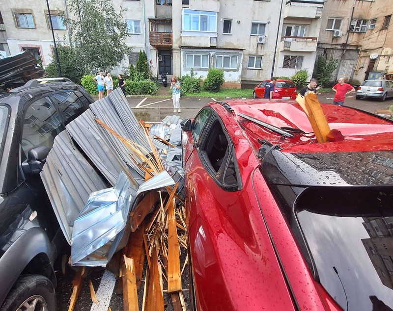 Codul roșu de furtuni a făcut prăpăd în Târgoviște: vântul a smuls și aruncat în stradă acoperișul unui bloc, zeci de copaci au fost puși la pământ