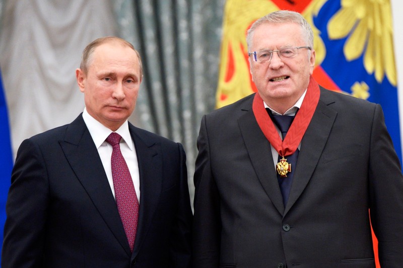 Vladimir Jirinovski primește o medalie din partea lui Vladimir Putin într-o ceremonie la Moscova, pe 22 septembrie 2016. Foto: Profimedia