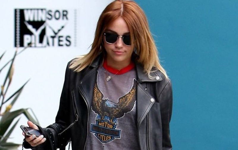Miley Cyrus și-a schimbat look-ul. Îți place cum îi stă?