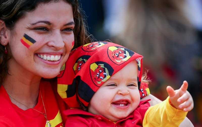 Mamă, ce amuzant e fotbalul ăsta! Cea mai mică "diavoliţă" s-a distrat  la antrenamentul belgienilor