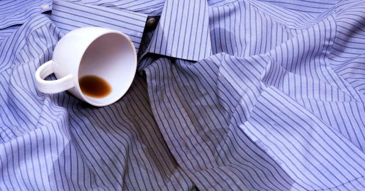 Cum să îndepărtezi petele de cafea de pe haine. Metode ușoare și ieftine
