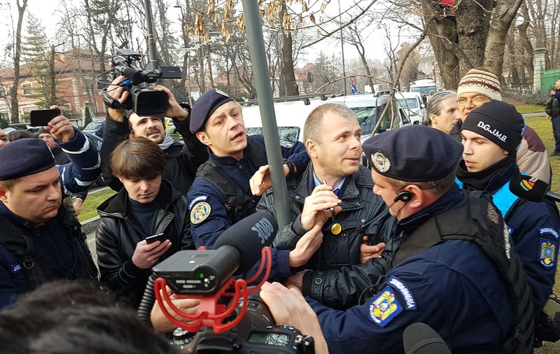 VIDEO/ Mălin Bot, ridicat de Jandarmerie și bagat în dubă, la sediul central al PSD. „Vom merge cu încredere în Justiție”