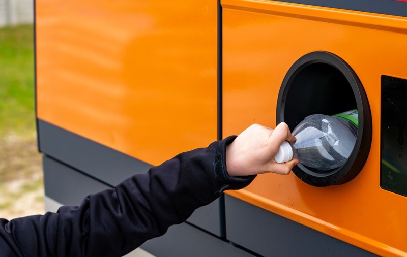 Românii au reciclat sticle și ambalaje de un miliard de euro, în doi ani și jumătate. Cu ele s-ar umple 30.000 de TIR-uri