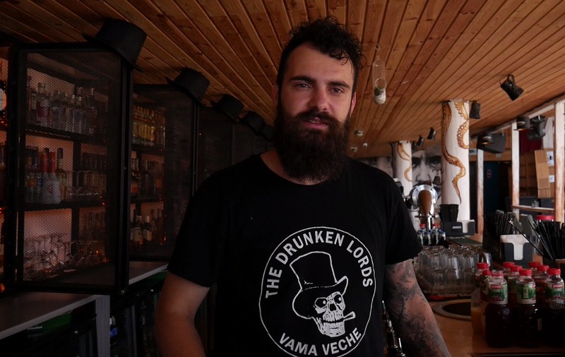 VIDEO/ Codul secret al barmanilor din Vama Veche. Cum să ceri un Mai Tai sau o tequila prin semne și cum le interpretează un lingvist