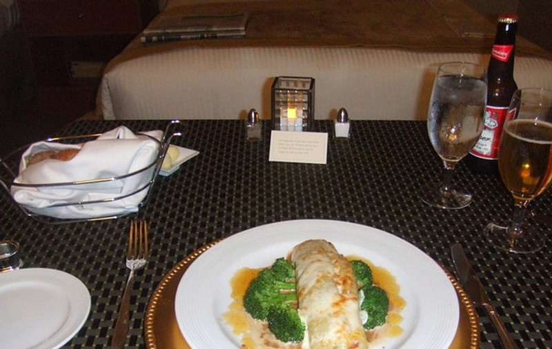Un room-service mai special la Timişoara: O «fetiţă» pentru domnul?