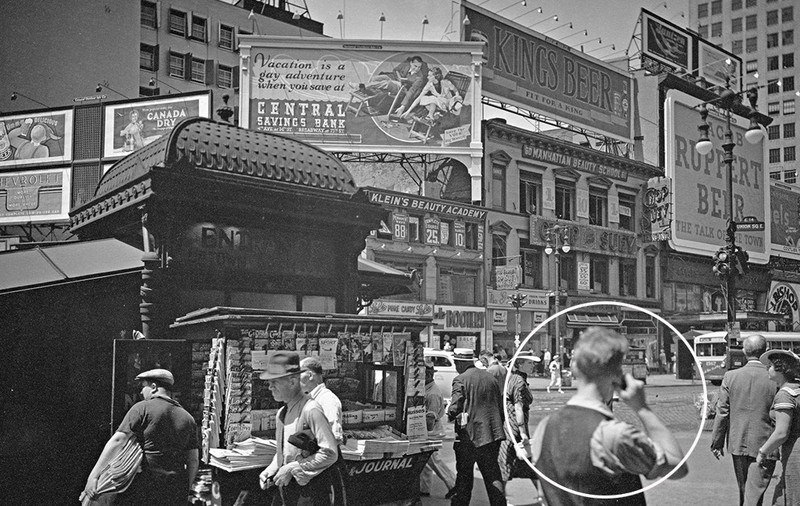 Bărbat în New York cu telefon mobil la ureche în 1936
