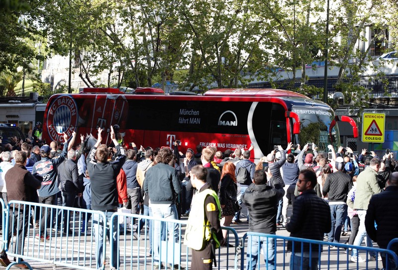epa06705010 Bayern Munich's supporters cheer next to the bus carrying Bayern Munich's players upon arrival at Santiago Bernabeu stadium in Madrid, Spain, 01 May 2018. Bayern Munich will face Real Madrid in their UEFA Champions League semi finals second leg match in Madrid on 01 May 2018. EPA-EFE/Javier Lopez