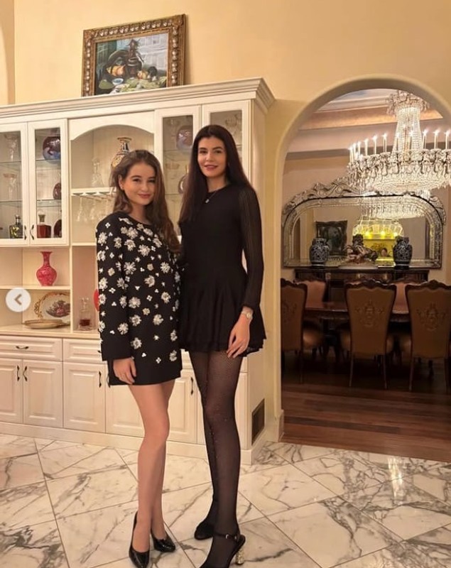 Monica Gabor și Irina Columbeanu, apariție asortată de Revelion 2026. Mama și fiica au impresionat cu ținutele alese