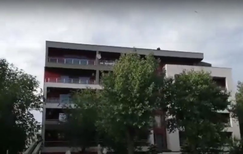Un bărbat s-a urcat complet dezbrăcat pe un bloc din Mamaia și a amenințat că se aruncă de la etaj