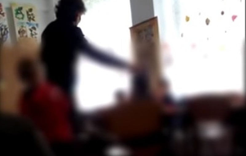 Educatoare filmată când lovește copiii. Femeia este anchetată de Poliție