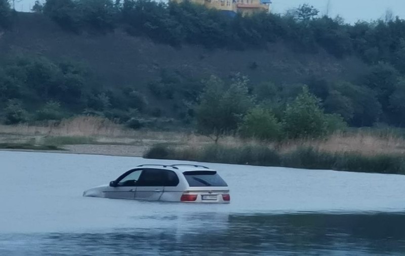VIDEO | Un șofer cu BMW a rămas blocat în râul Bistrița, după ce a încercat să-l traverseze