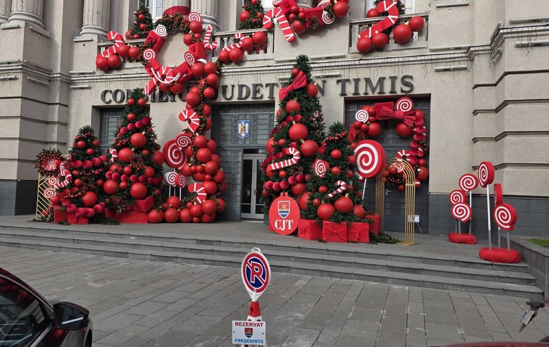Cât a costat împodobirea festivă a „celui mai instagramabil loc din Timișoara” și a Consiliului Județean Timiș. Motivul pentru care achizițiile nu apar pe SEAP