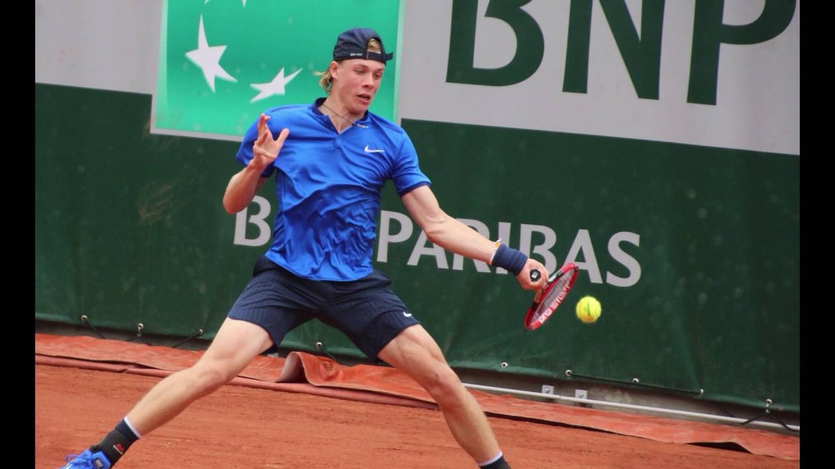 Un jucător canadian l-a lovit pe arbitru cu mingea de tenis și a fost descalificat