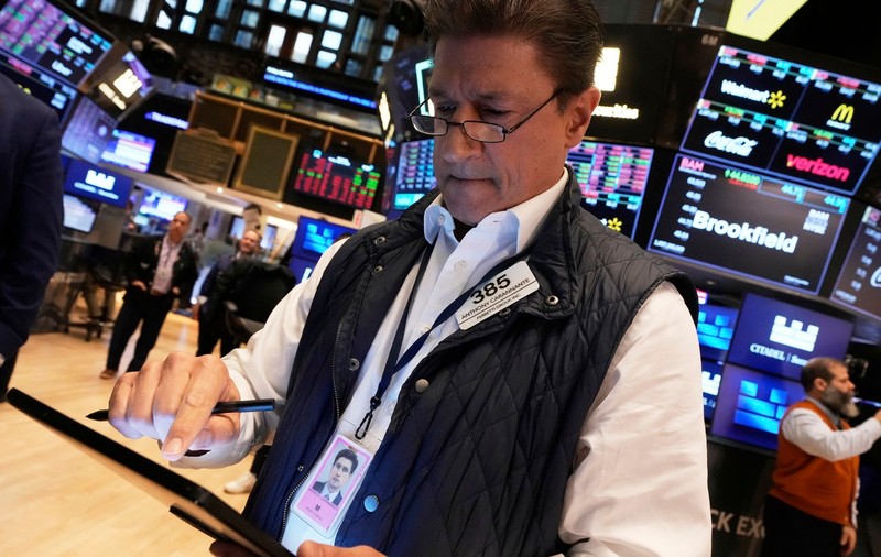 Bursele din Europa și de pe Wall Street s-au prăbușit după ce China a ripostat în urma tarifelor SUA. Tesla lui Elon Musk, pe minus cu 4%. Trump: „China a jucat greșit. S-a panicat”