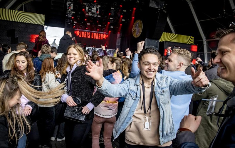 Festival-experiment în Olanda. 1.500 de oameni au petrecut pentru a vedea cum se răspândește COVID