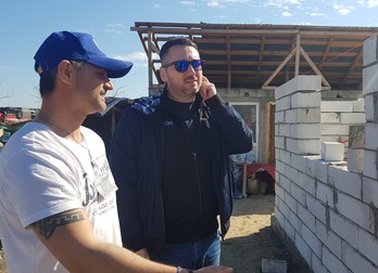 Marius Simionică le prezintă şantierul fanilor stelişti