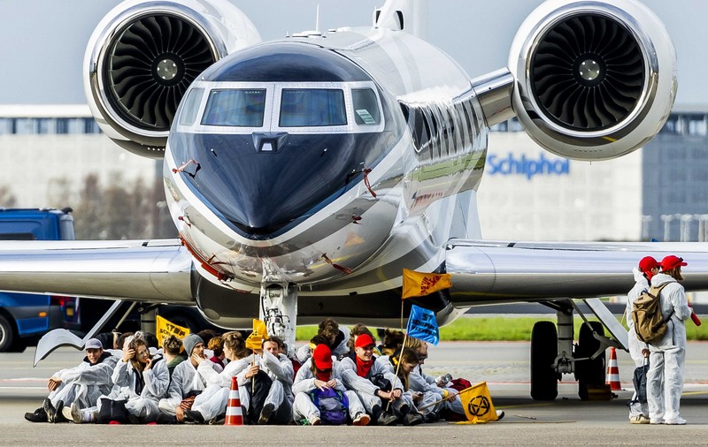 Activiștii pentru climă au blocat avioanele private de pe aeroportul Schiphol. „Vrem interzicerea zborurilor inutile”