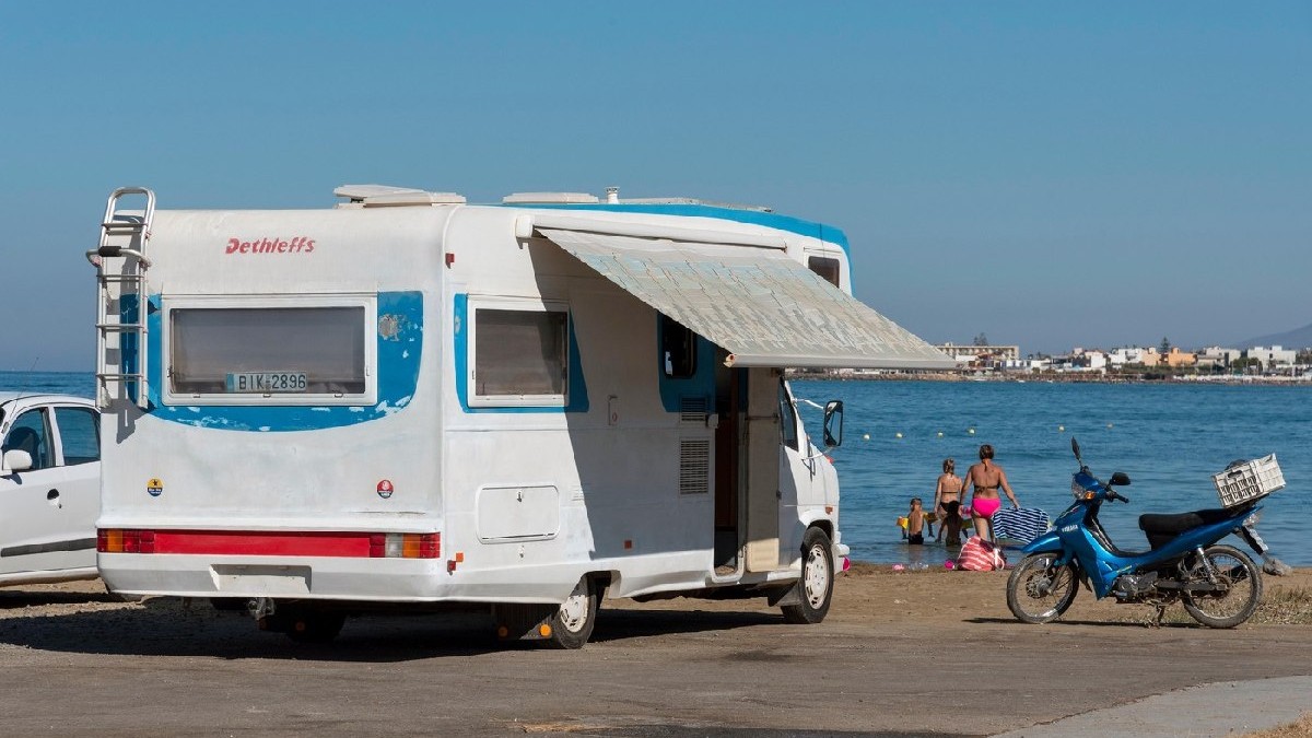 Gouves, Creta, Grecia. Octombrie 2019. o autorulotă veche parcatăr pe plaja de la Kato Gouves pe o zonă care a fost o bază militară americană lângă Heraklion, Creta.