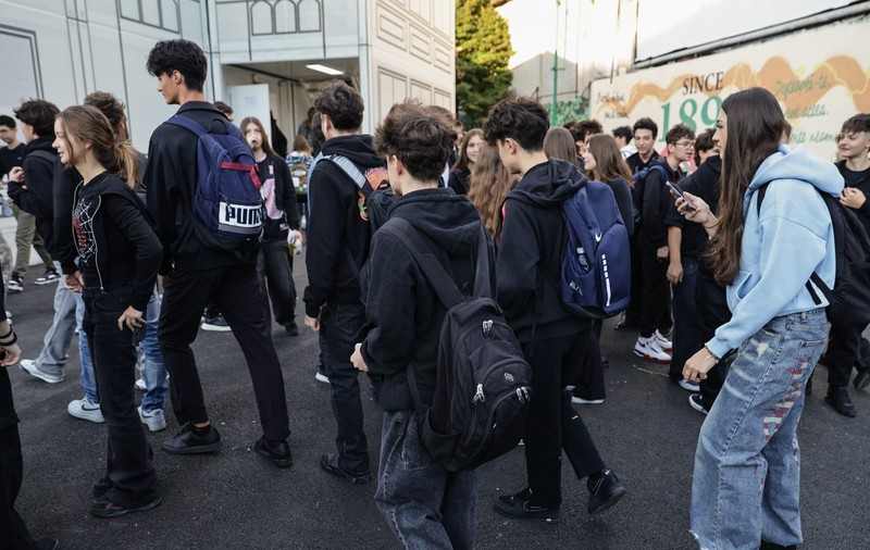 Zeci de elevi ai Colegiului Național „Gheorghe Șincai” din București au venit la școală îmbrăcați în negru, în semn de protest împotriva uniformei obligatorii. Foto: Vlad Chirea