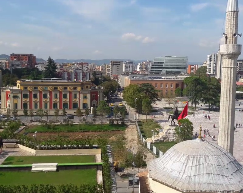 REPORTAJ. Tirana, inima Albaniei care bate în ritm alert. Orașul fără reguli de circulație și cu o moschee transformată în catedrală ortodoxă | VIDEO