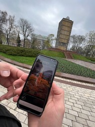 Mikhailo îmi arată pe telefonul său monumentul lui Taras Șevcenko înainte ca acesta să fie acoperit pentru a fi protejat de bombardamente.