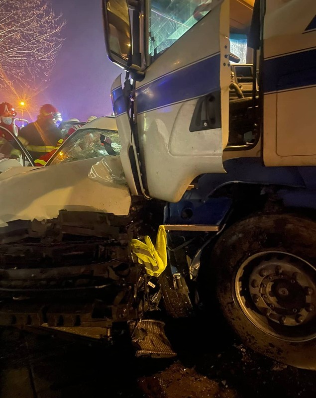 Doi morți și doi răniți într-un accident care a avut loc în Brașov. Ciocnire violentă între o mașină și un TIR