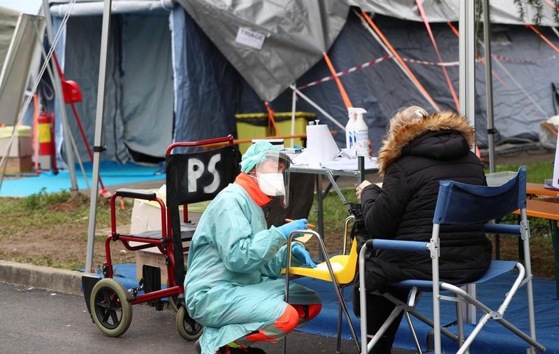 Italienii spun că pot construi un spital cu 500 de locuri la terapie intensivă în 6 zile