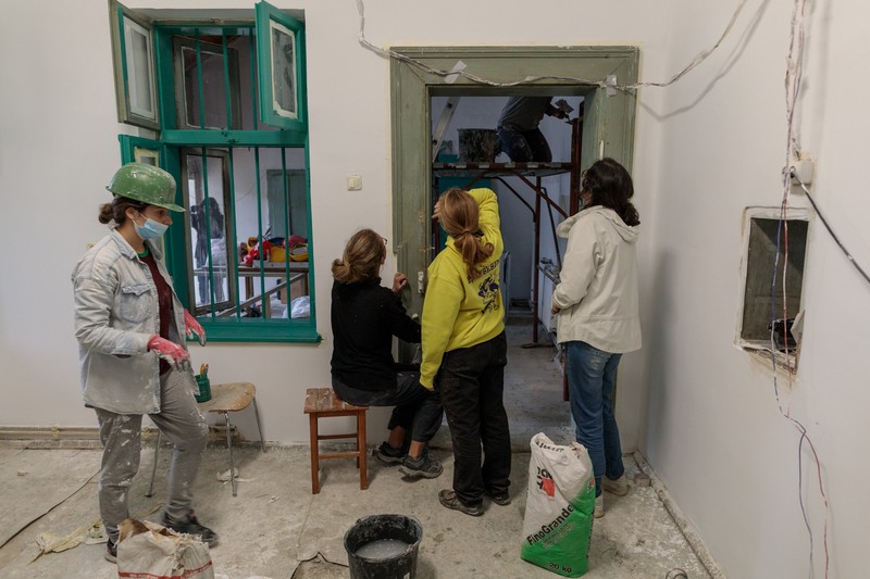 Un grup de voluntare din Spania, Franța și Polonia renovează centrul de tineret din Izvoarele