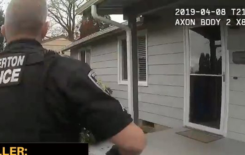 VIDEO/ Polițiștii au fost chemați să intervină la un jaf, dar au izbucnit în hohote de râs când au ajuns. Cine era „tâlharul” din casă