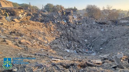 Craterul rămas lângă casă - FOTO: Procuratura din Dnipro (Dnipropetrovsk)