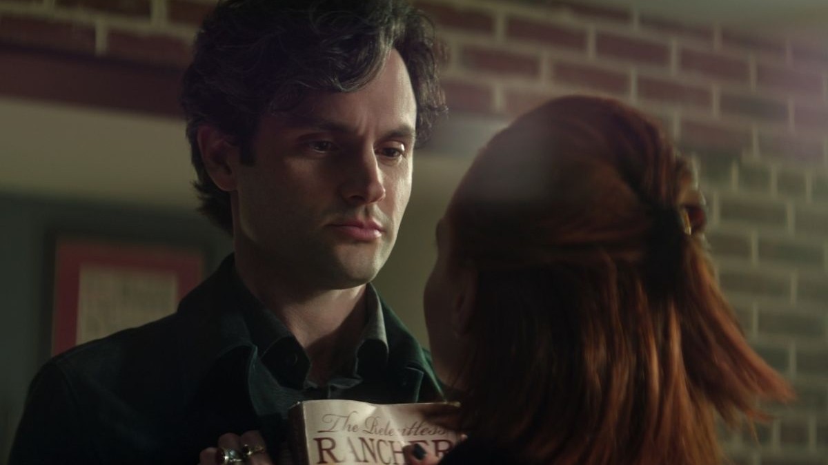 Cadru din serialul You de pe Netflix, unde actorul Penn Badgley îl interpretează pe Joe Goldberg
