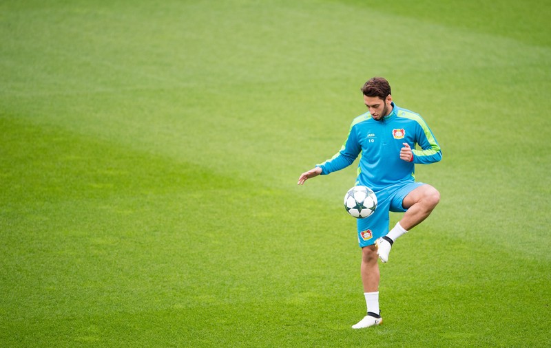 Fotbalistul Hakan Clahanoglu a fost suspendat 4 luni de către TAS. Ce vină i s-a descoperit