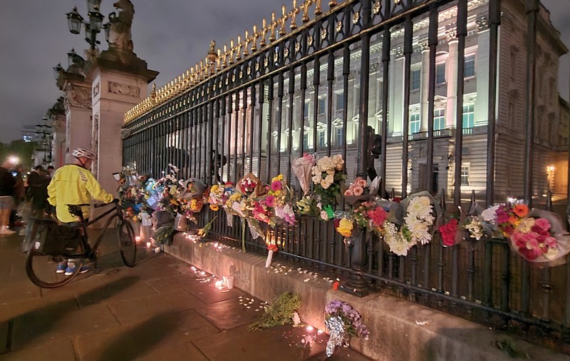 Corespondență Libertatea de la Palatul Buckingham. Oamenii care au imigrat în Anglia aduc flori și bilete pe care scriu: „Îți mulțumesc că m-ai primit în regatul tău”